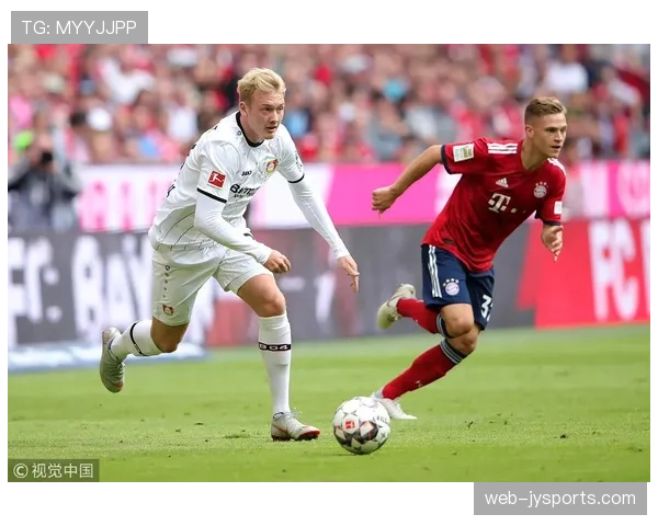 关键时刻：诺伊尔扑出点球后，现场大屏幕即时回放显示其脚部移动未违规